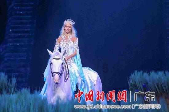 铁笼中的小鹿逃脱