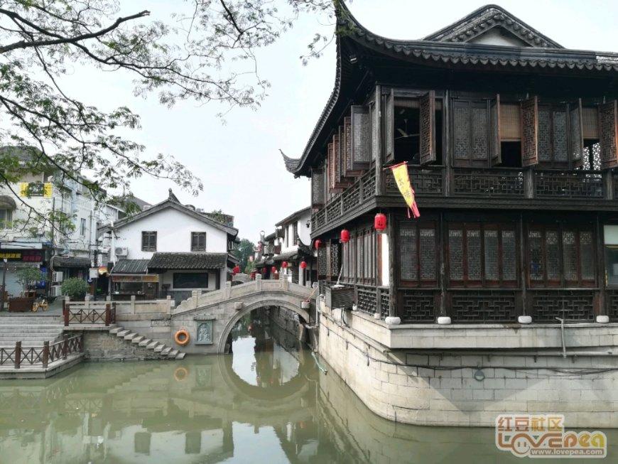 陪嫁车半路因乘客丢烟头引燃嫁妆，整车只剩一台空调和两床被子